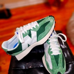 GREEN New Balance 327